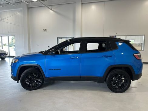 Used 2023 Jeep Compass Latitude w/ Sun and Sound Group AWD/4WD image 9