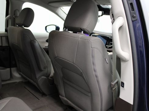 Used 2020 Chrysler Pacifica Touring w/ Advanced Safetytec Group image 18