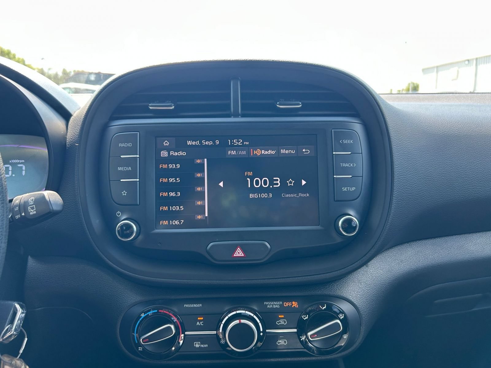 Used 2025 Kia Soul LX w/ LX Technology Package FWD image 16