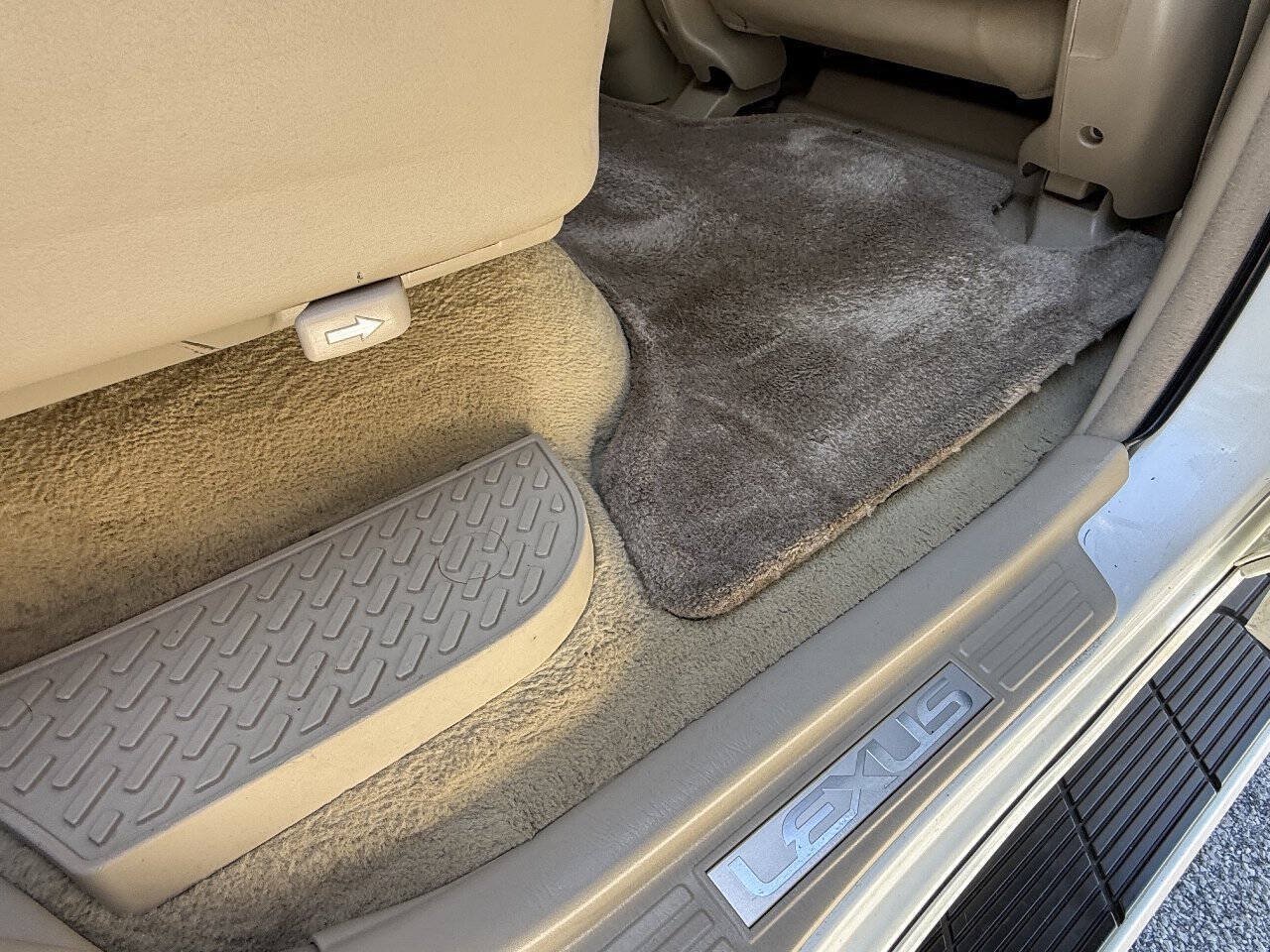 Used 2005 Lexus LX 470 4WD w/ Preferred Accessory Pkg image 50