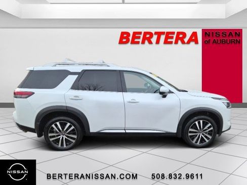 Used 2025 Nissan Pathfinder Platinum image 2