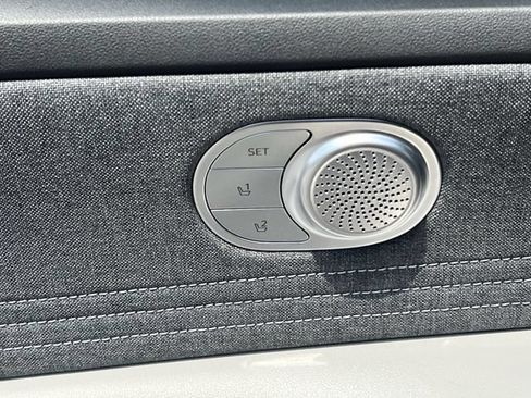 Certified 2025 Hyundai Elantra Limited FWD image 38