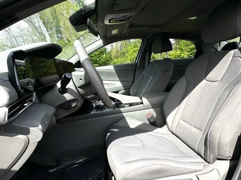 Certified 2025 Hyundai Elantra SEL FWD image 6
