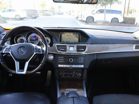 Used 2016 Mercedes-Benz E 400 4MATIC Sedan image 10