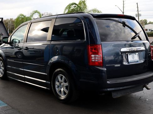 Used 2008 Chrysler Town & Country Touring image 4