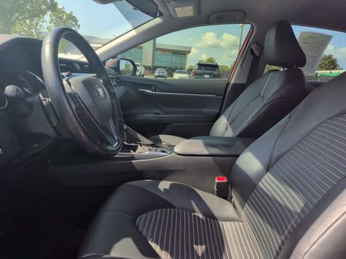 Used 2020 Toyota Camry SE FWD image 15