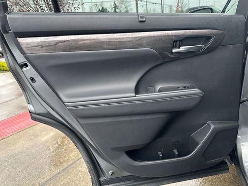 Certified 2025 Toyota Highlander Limited image 13