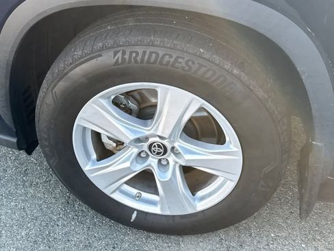 Used 2022 Toyota Highlander LE image 20