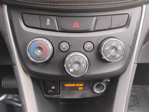 Used 2021 Chevrolet Trax LT w/ Premium Seat Package AWD/4WD image 25