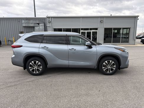Used 2021 Toyota Highlander XLE AWD/4WD image 2