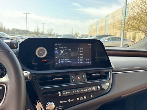 Used 2022 Lexus ES 250 w/ Premium Package image 23