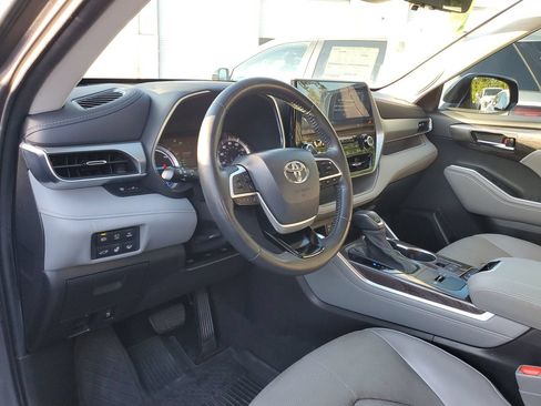Used 2022 Toyota Highlander Platinum FWD image 20