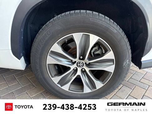 Used 2022 Toyota Highlander XLE FWD image 12