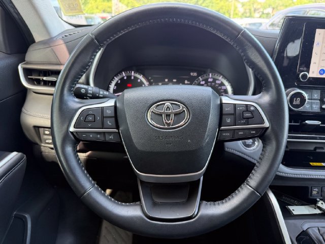 Used 2023 Toyota Highlander XLE AWD/4WD image 12
