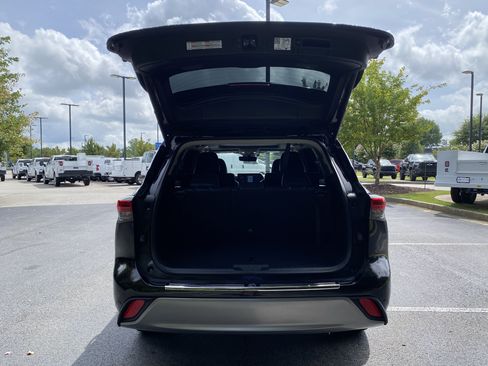 Used 2022 Toyota Highlander Platinum FWD image 11
