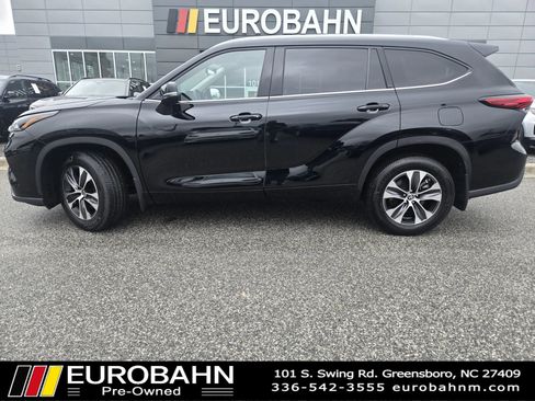Used 2022 Toyota Highlander XLE AWD/4WD image 2
