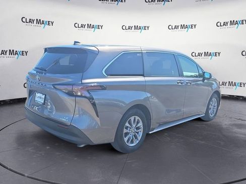 Used 2024 Toyota Sienna LE FWD image 5