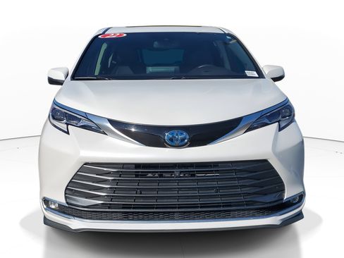 Used 2022 Toyota Sienna Platinum image 2