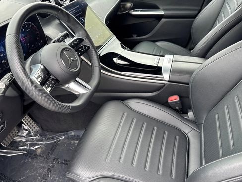 Used 2025 Mercedes-Benz GLC 300 4MATIC image 4