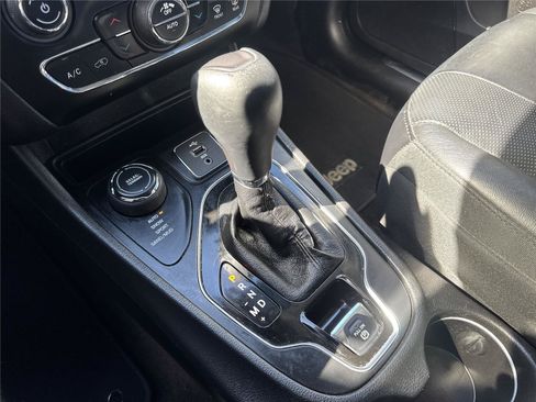 Used 2019 Jeep Cherokee Limited AWD/4WD image 22