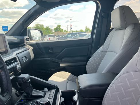 Used 2025 Toyota Tacoma SR5 AWD/4WD image 10