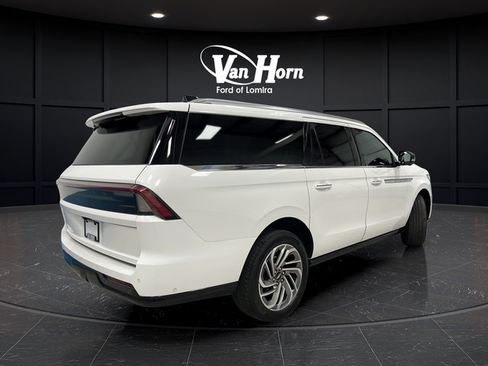 Used 2025 Lincoln Navigator L Reserve AWD/4WD image 7