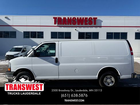 Used 2017 Chevrolet Express 3500 image 2