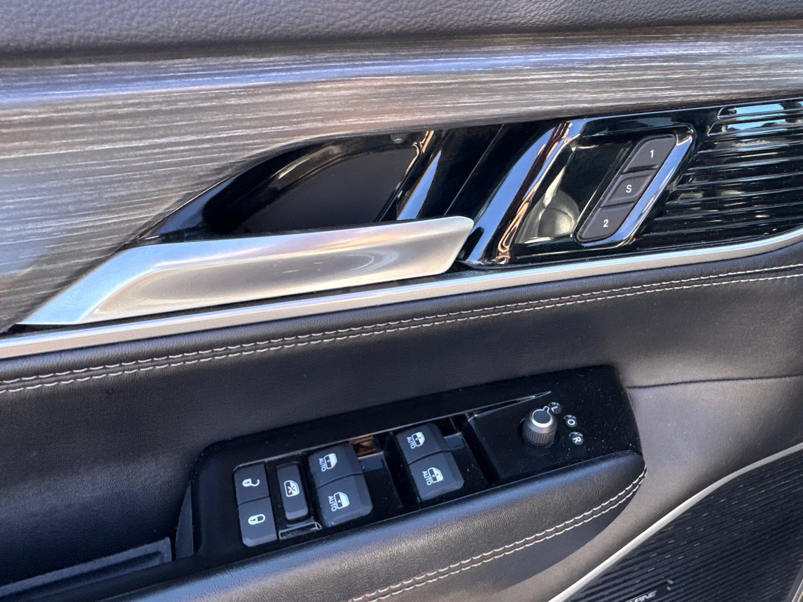 Used 2024 Jeep Wagoneer L Series II w/ Flexible Seating Group AWD/4WD image 9