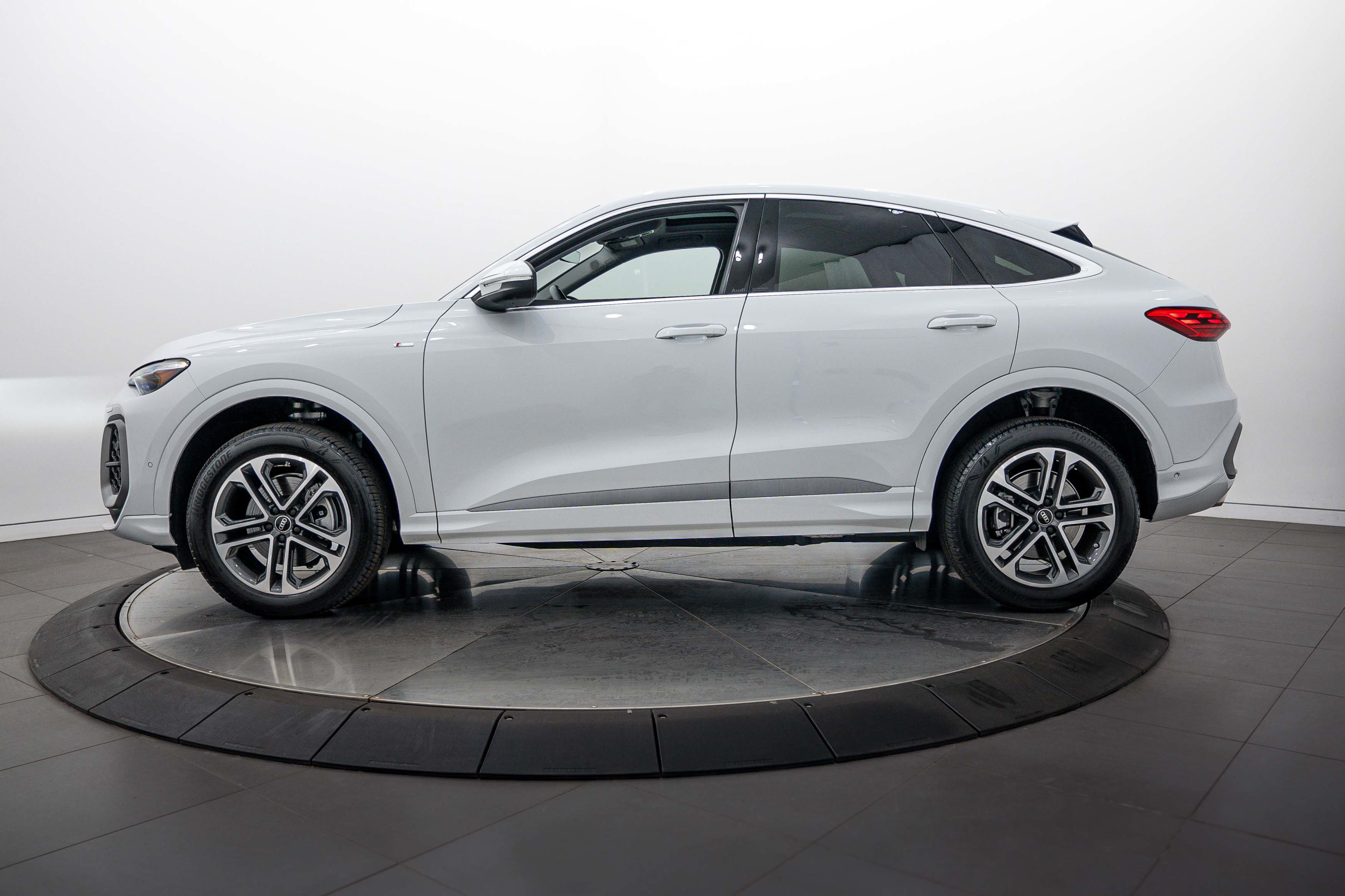 Used 2025 Audi Q5 Premium Plus w/ Premium Plus AWD/4WD image 6