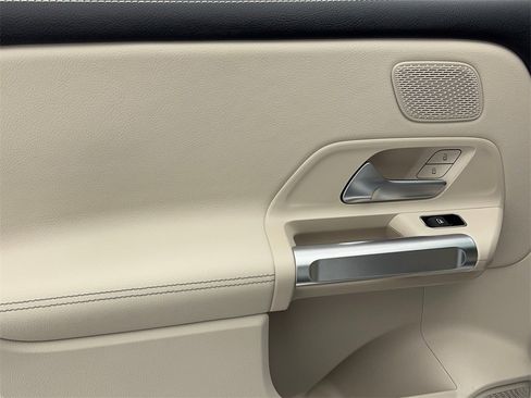 Used 2025 Mercedes-Benz GLB 250 w/ Exclusive Package image 43