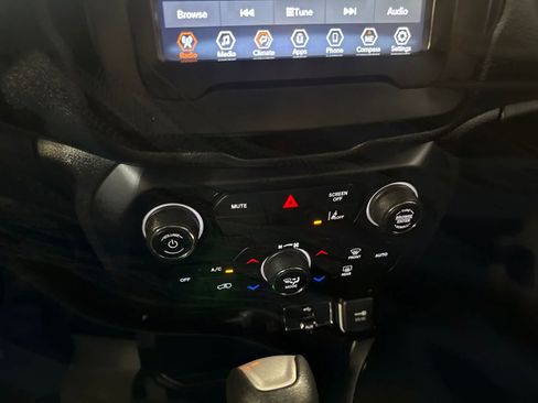 Used 2021 Jeep Renegade Latitude FWD image 27