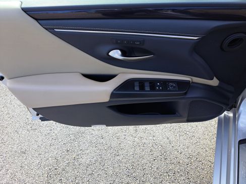 Used 2019 Lexus ES 350 w/ Premium Package image 12