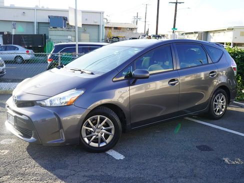 Used 2016 Toyota Prius V Five FWD image 3