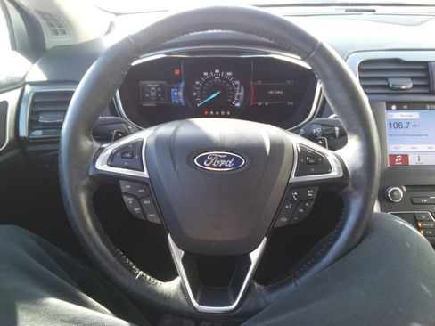 Used 2017 Ford Fusion SE w/ Fusion SE Technology Package image 14