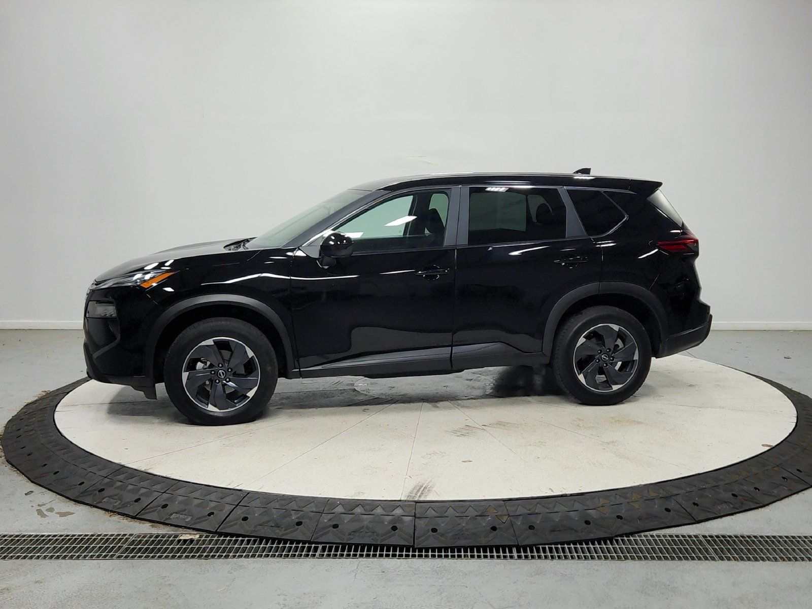 Used 2025 Nissan Rogue SV FWD image 5