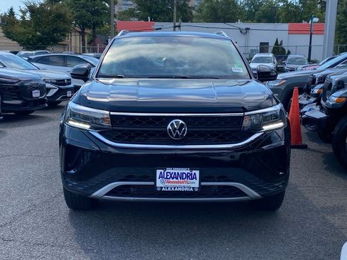 Certified 2024 Volkswagen Taos SE image 6