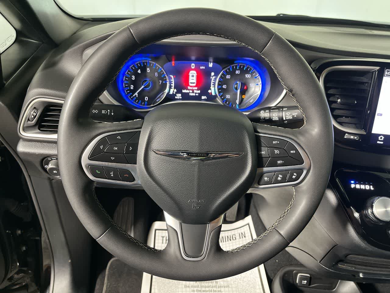 Used 2025 Chrysler Pacifica Select FWD image 16