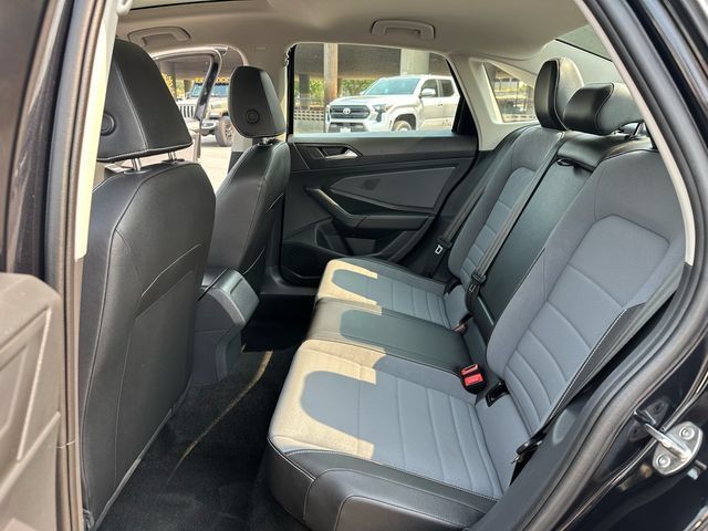 Used 2025 Volkswagen Jetta SE FWD image 30