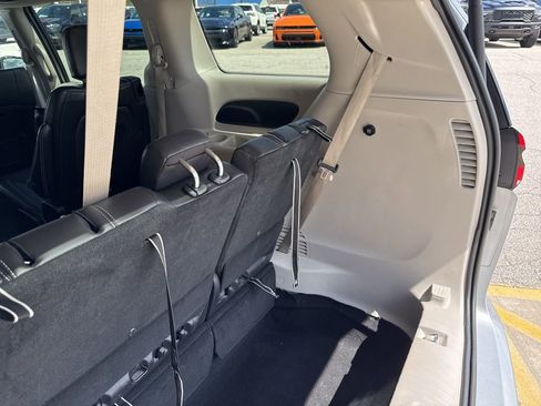 Used 2024 Chrysler Pacifica Touring-L FWD image 17
