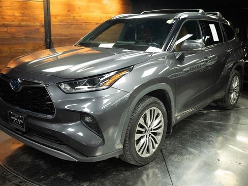 Used 2021 Toyota Highlander Platinum AWD/4WD image 2