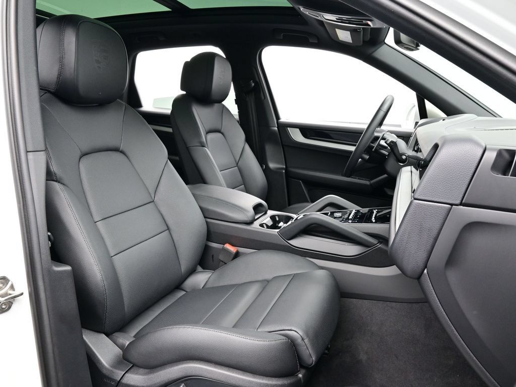 Certified 2025 Porsche Cayenne AWD/4WD image 18