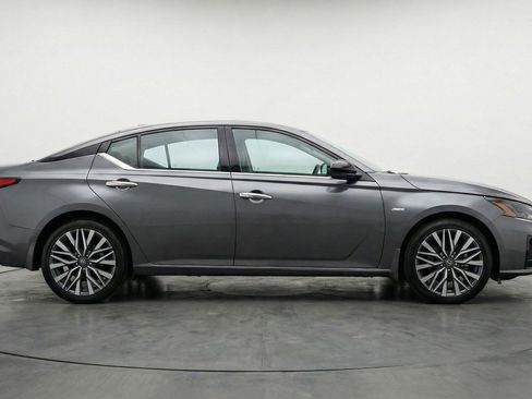 Used 2025 Nissan Altima 2.5 SV image 11