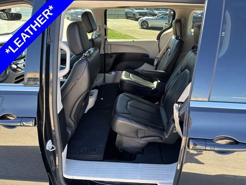 Used 2023 Chrysler Pacifica Touring-L image 6
