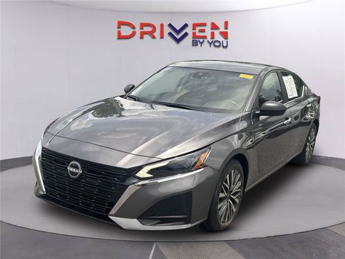 Used 2025 Nissan Altima 2.5 SV FWD image 8