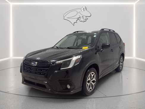 Used 2023 Subaru Forester Premium image 1