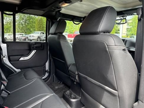 Used 2015 Jeep Wrangler Unlimited Rubicon AWD/4WD image 14