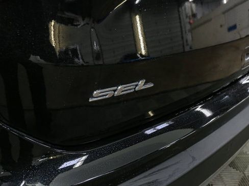 Used 2022 Ford Edge SEL w/ Convenience Package image 9