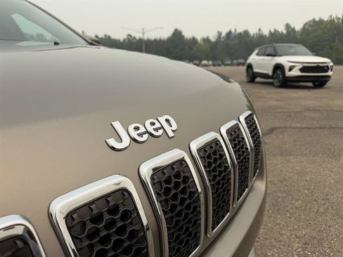 Used 2019 Jeep Cherokee Limited w/ Luxury Group AWD/4WD image 8