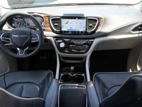 Used 2023 Chrysler Pacifica Limited FWD image 19