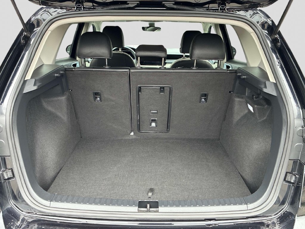 Certified 2025 Volkswagen Taos SE AWD/4WD image 11